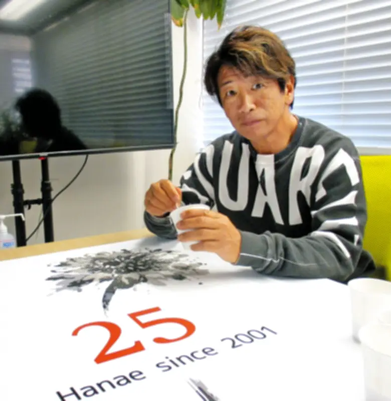 東京駅前が花の芸術空間に　5万本で10作品　「東京インフィオラータ2026」開催