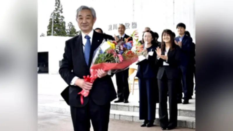 山形県鮭川村の元木村長が退任、5期20年の功績に感謝の拍手