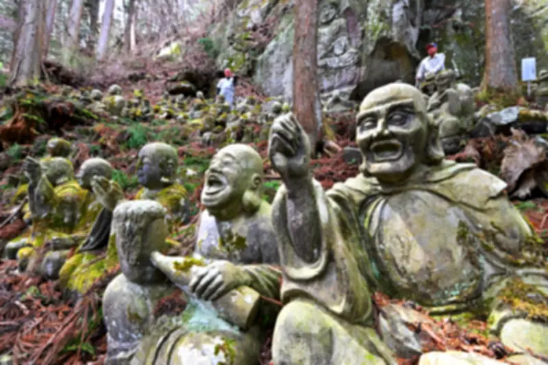 小野町・東堂山満福寺の個性豊かな羅漢像522体、昭和のプロジェクトで全国から奉納が相次ぐ