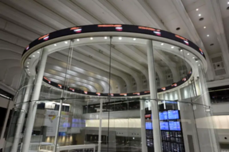 東証午前終値5万3323円、米イラン停戦協議期待で一進一退の展開