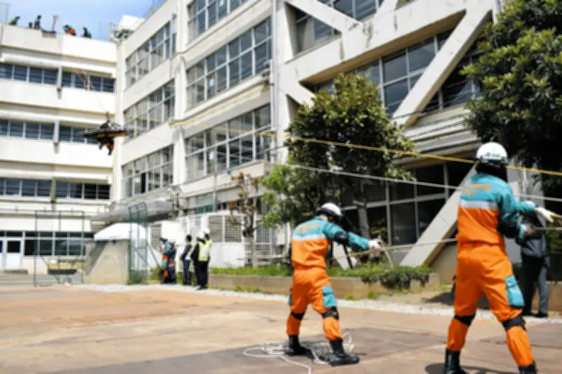 立川市で多摩直下地震想定の救出訓練 警察官ら60人が屋上からけが人搬送