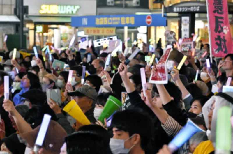 池袋でペンライト集会 市民と野党が改憲阻止と戦争反対を訴え 6000人が参加