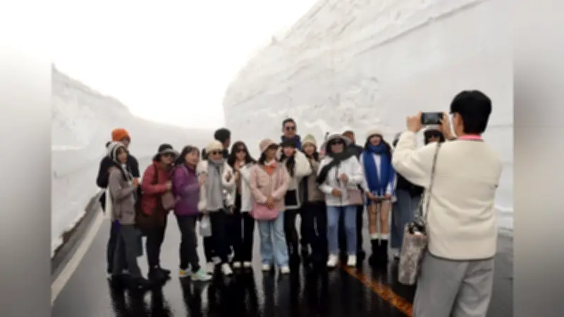 蔵王エコーラインで雪の壁ウォーク始まる 開通前に約700人が雪の回廊を満喫