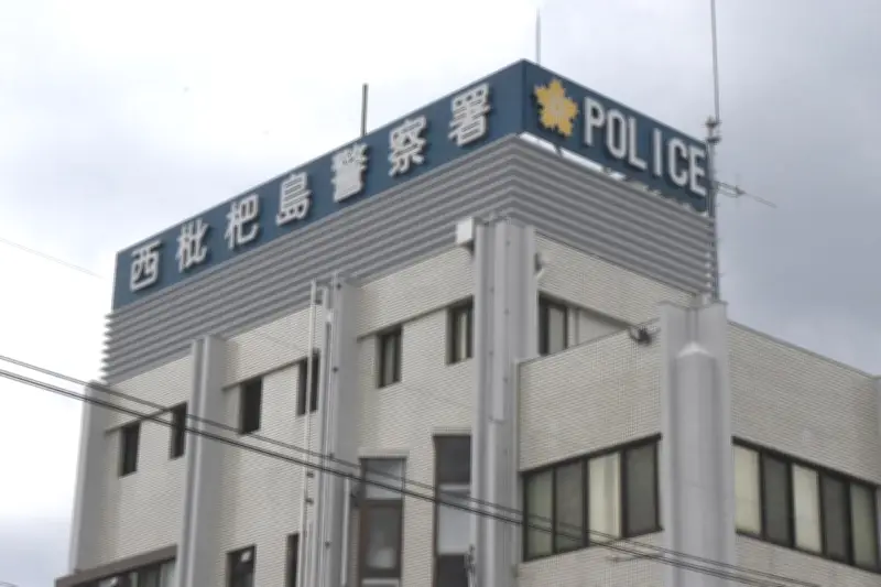 愛知・清須市で乗用車が中央分離帯に衝突、82歳男性死亡 ハンドル操作誤る