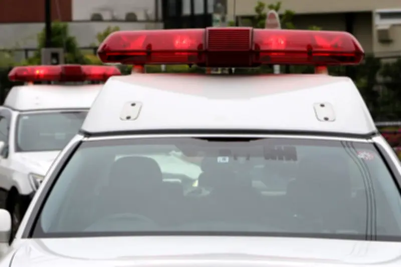 三重県桑名市で軽乗用車がガードパイプに衝突、84歳女性が死亡 丁字路交差点で事故発生