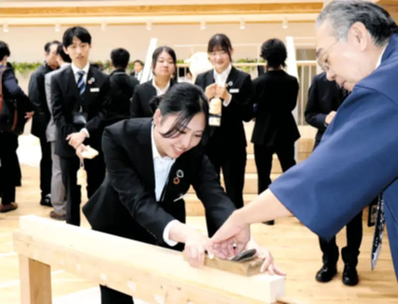 AQグループ入社式で新社会人がカンナ削り体験 匠の心を学び決意新たに