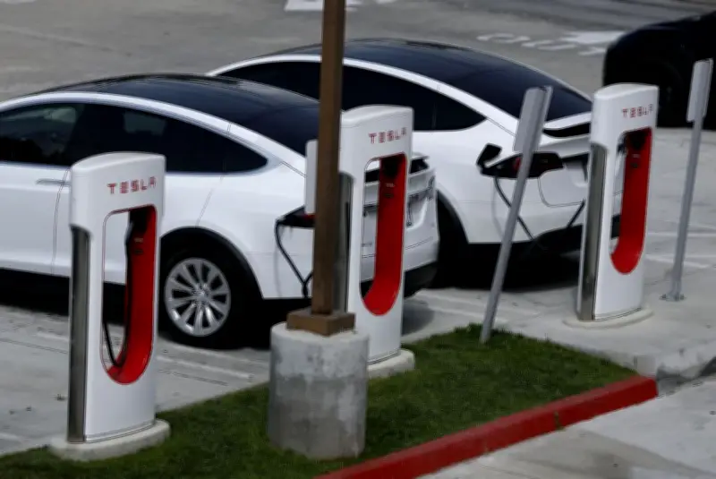 カリフォルニアでテスラ登録台数が大幅減、ハイブリッド車人気が高まる