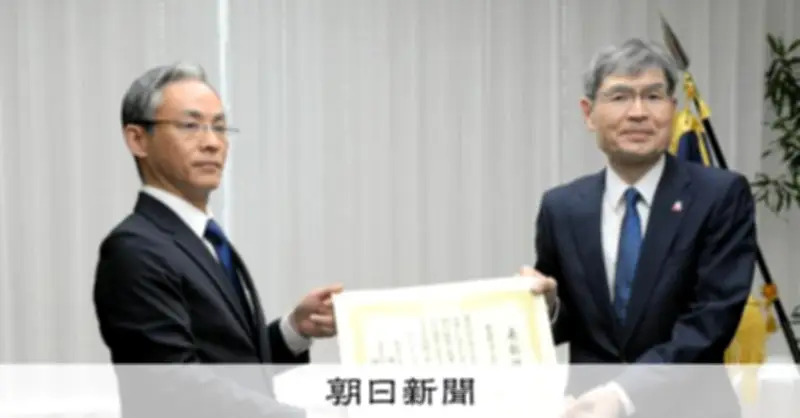 電子タグで万引き被害が大幅減、警察庁長官がユニクロに表彰状