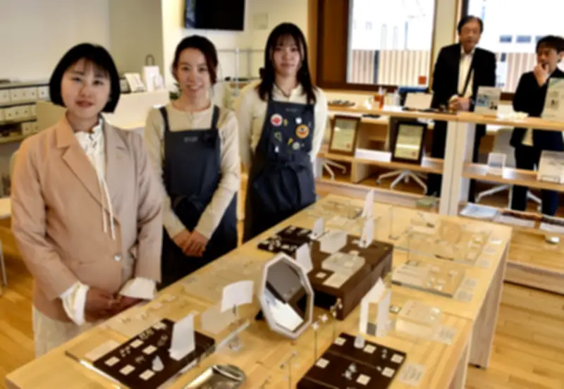 南相馬市小高区にガラスブランド「イリゼ」のギャラリーショップがオープン、地域の玄関口目指す