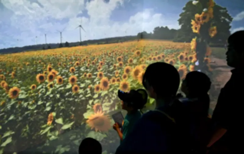 福島駅で没入型観光体験イベント ヒマワリ畑や霧幻峡を仮想体感