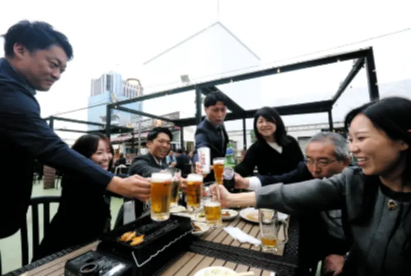 川崎モアーズ屋上でビアガーデン開幕、開放的な空間で乾杯