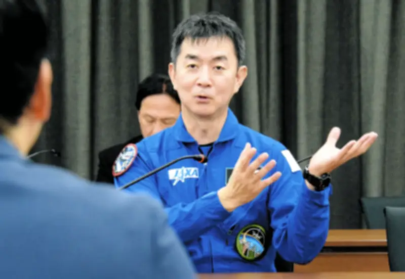 宇宙飛行士・油井亀美也さん、つくば市長と懇談「応援届いた」