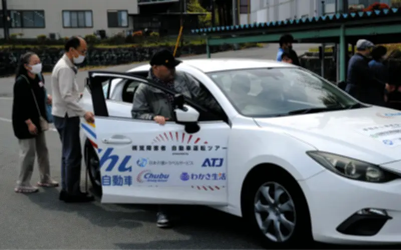目の不自由な人が夢の自動車運転を体験、栃木・宇都宮の教習所でツアー開催