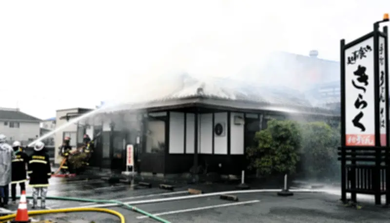 岐阜・海津市のうどん店で火災、木造平屋店舗ほぼ全焼　休業日でけが人なし