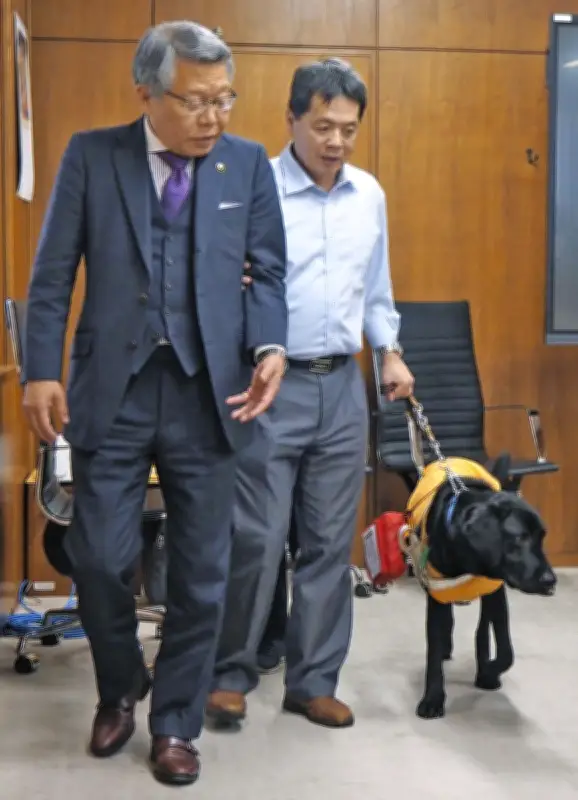盲導犬利用者が東村山市長に「声かけでほっとする」と訴え、国際盲導犬の日を前に理解促進