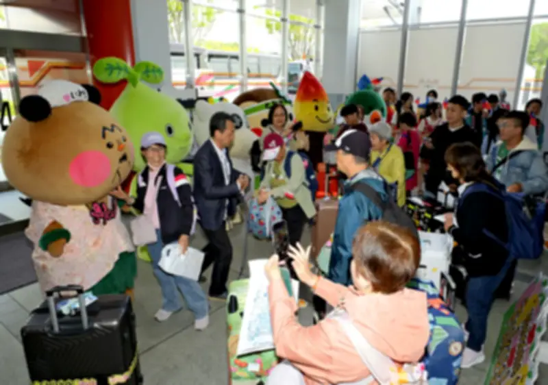 台湾・台中市の視察団が福島空港に到着、ご当地キャラクターが歓迎