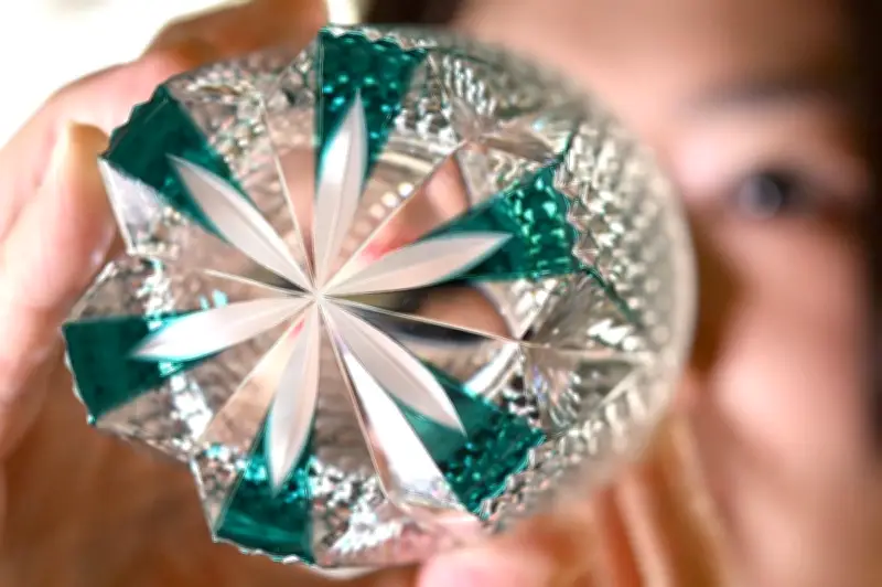 江戸切子の魅力、光と影が織りなす美しさ 葛飾区の伝統工芸士