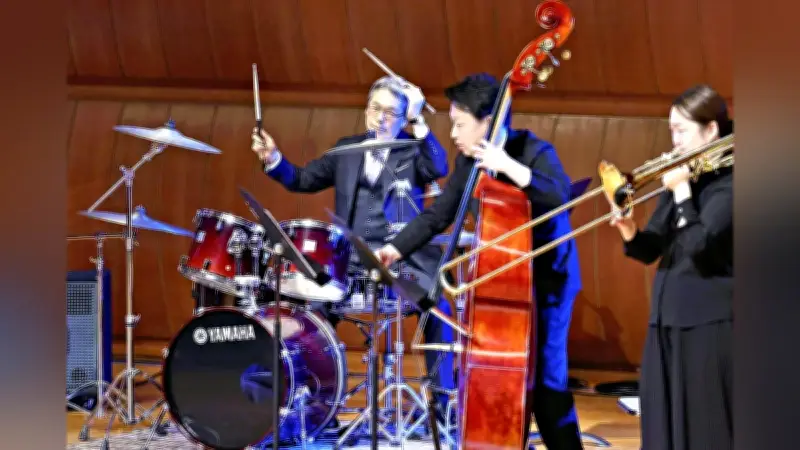 福岡銀行の入行式で頭取がドラム演奏、クイーンメドレーで新入行員を歓迎