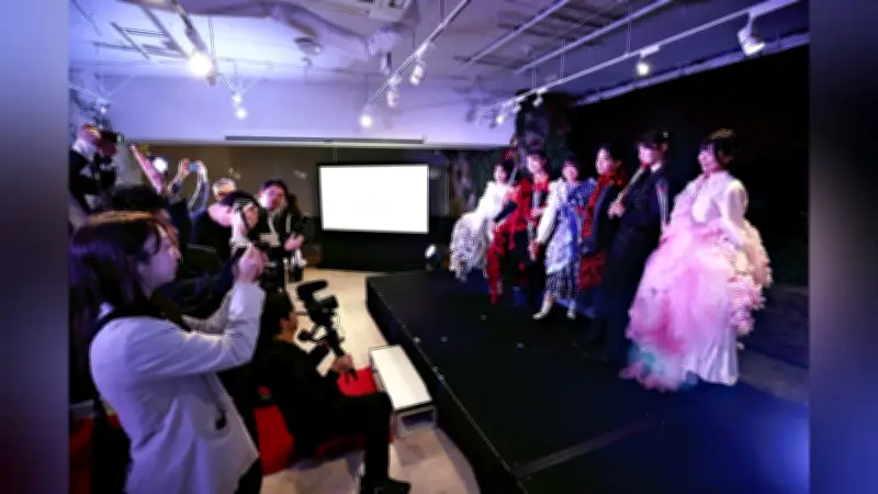 まるでファッションショー！新東通信の新入社員が個性あふれる衣装で入社式