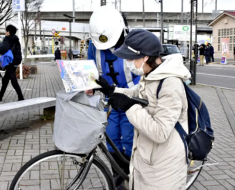 自転車交通違反に青切符制度開始 福島県警が駅前で広報活動を展開