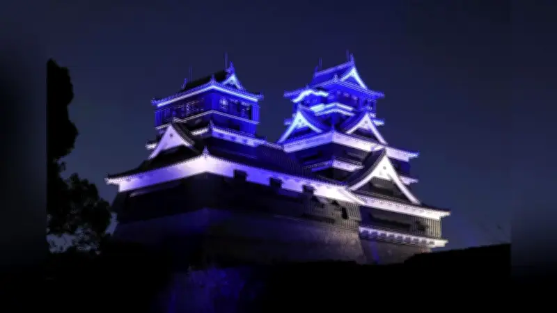 熊本城が青色ライトアップ 自閉症啓発と復興の願い込め