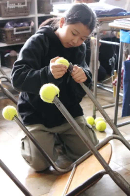 埼玉県蕨市の小学校で広がる配慮 テニスボールで教室を静かに