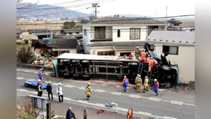 大型トレーラーが民家に突っ込み横転、運転手一時閉じ込めも救助 住民にけがなし