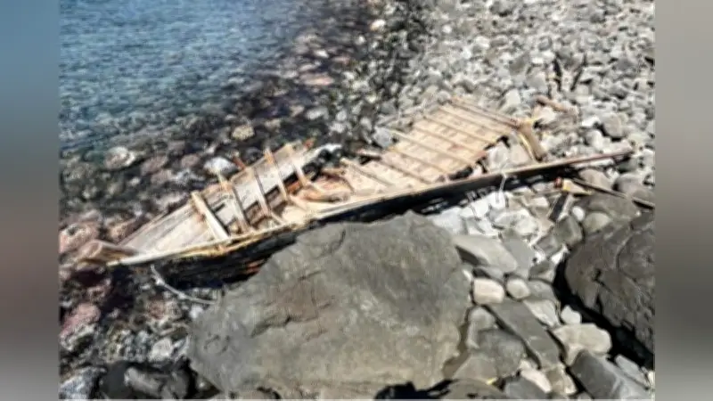 鳥取・湯梨浜町の海岸にハングル文字の小型船漂着、朝鮮半島からか