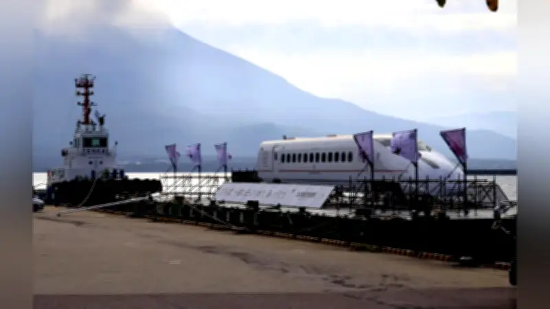 熊本地震で被災した「つばめ」が鹿児島港に寄港、鉄道ファンらが歓迎