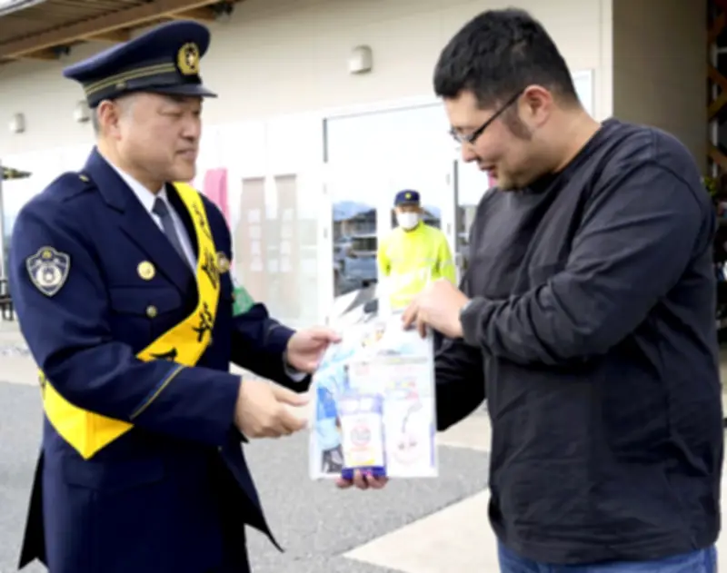 改正道交法施行で自転車横通過に新ルール 安全速度と間隔の目安を警察が周知