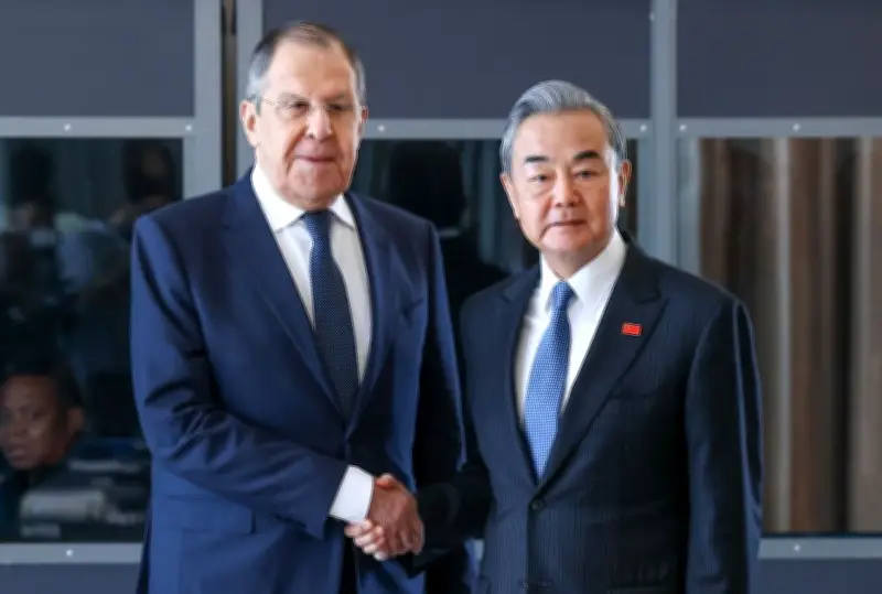 中ロ外相が電話会談、中東即時停戦とホルムズ海峡問題解決の必要性を確認