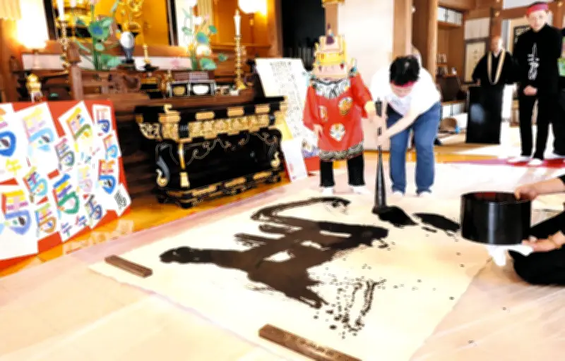 障害者アートが本堂を青く染める 川越・最明寺で書道パフォーマンスとライトアップ