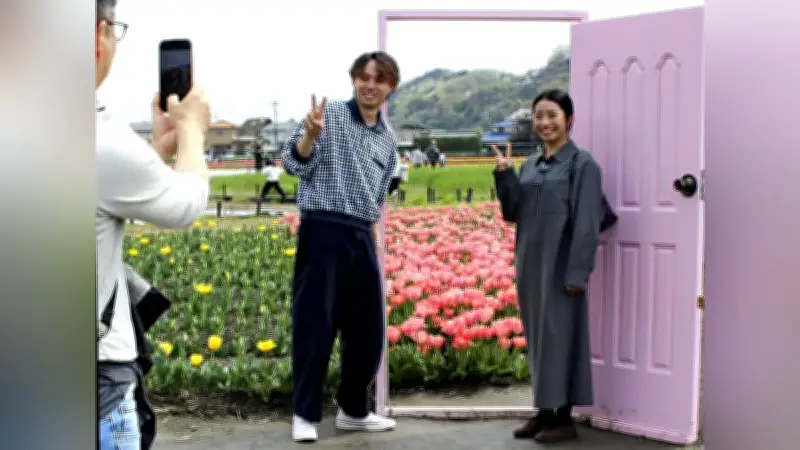 羽村市でチューリップまつり開幕、満開の桜と共に春の訪れを祝う