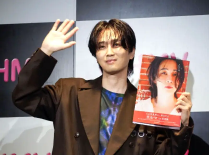 カルマ、初の写真集「始動。」発売　緊張も軽妙トークで会場沸かす