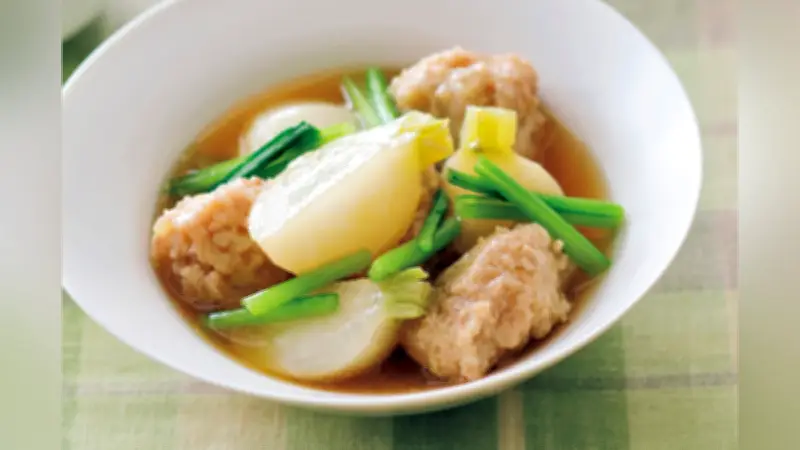 春の味覚を楽しむ鶏団子とカブの煮物レシピ、うまみたっぷりの家庭料理