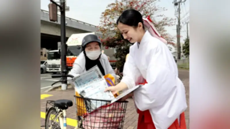 太宰府天満宮の巫女が人身事故多発の針摺交差点で交通安全呼びかけ 春の運動始まる