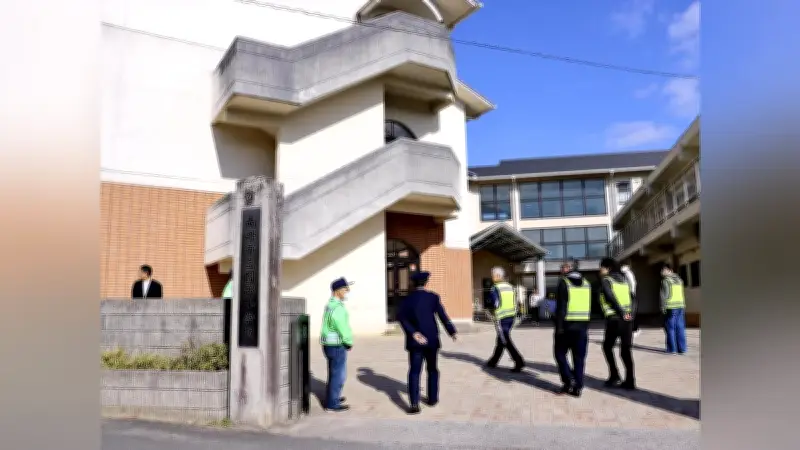 行方不明男児の小学校で始業式、警官やボランティアが見守る中で登校