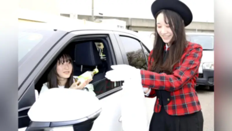 愛知県警が「ちゃ（茶）んと締めよう」で交通安全啓発 お茶配りでシートベルト着用呼びかけ