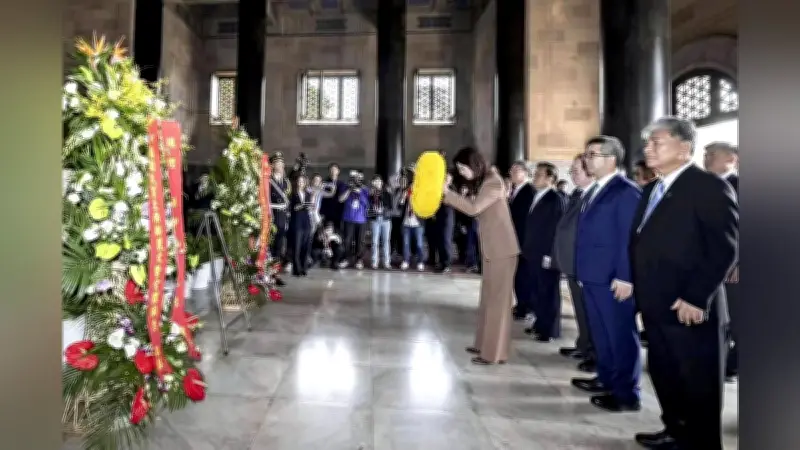 国民党・鄭麗文主席が南京で孫文の墓を参拝、中台の和解と団結を訴え