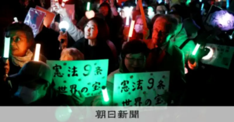 国会前デモで光るペンライトの緊急アクション、参加者が語る平和への思い