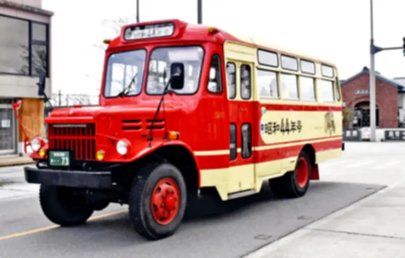 喜多方市で懐かしのボンネットバスが特別運行、桜並木と伝統地区を巡る