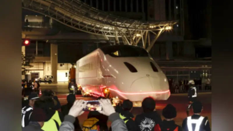 熊本地震で被災した九州新幹線「つばめ」車両、ペインティング施され博多駅前で展示へ