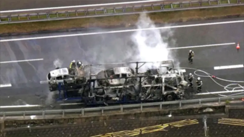 九州道でキャリアカー炎上、上下線通行止めに 福岡県直方市