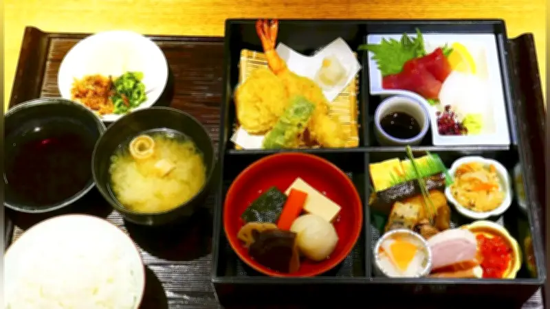 大河ドラマで話題の和歌山城、松花堂弁当と老舗羊羹で春の旅を満喫