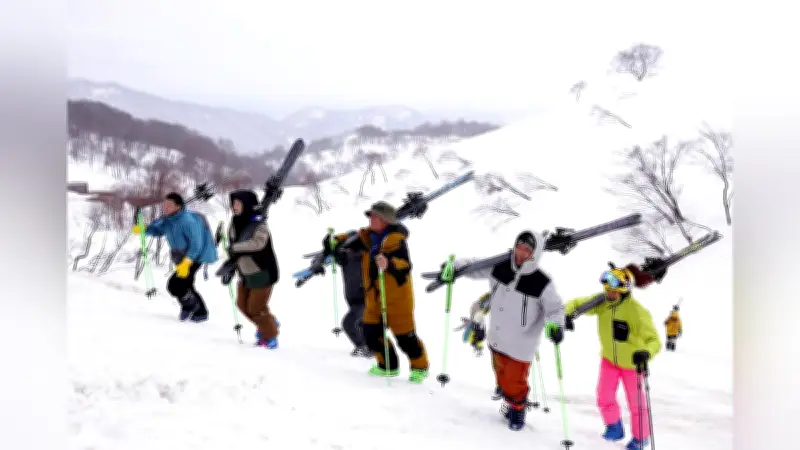 月山スキー場が春の営業開始、雪解け進み滑りやすいコンディションにスキーヤー歓喜