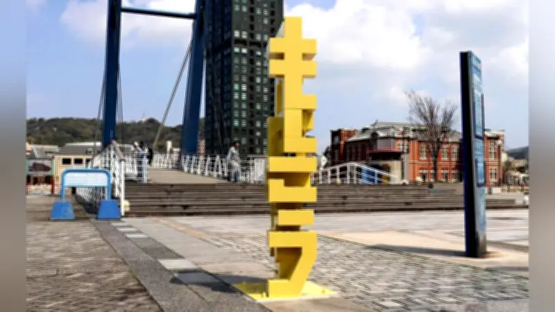 北九州市・門司港レトロ地区に斬新なロゴオブジェ登場、角度で「門司港」や「もじこう」に読める仕掛けが観光客に人気