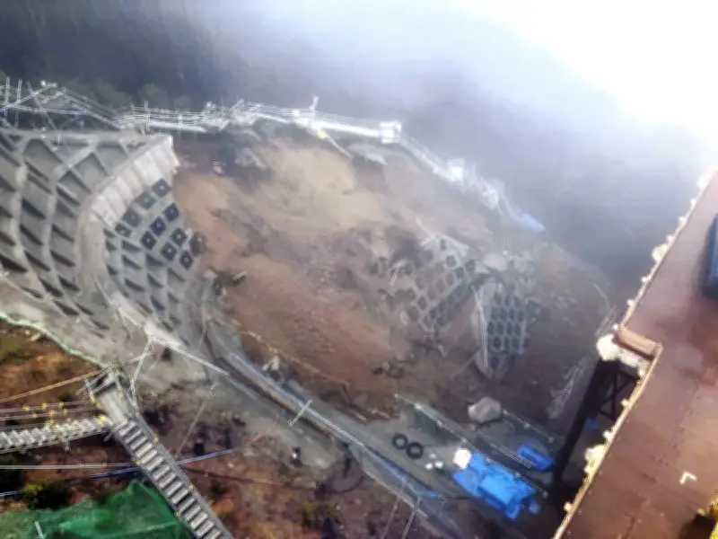 岐阜・新丸山ダム関連工事現場でのり面崩落、人的被害なし　雨で作業中ではなかった