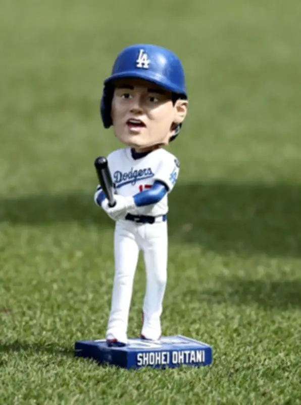 ドジャース、大谷翔平の記念首振り人形を配布　昨季の３本塁打偉業を再現