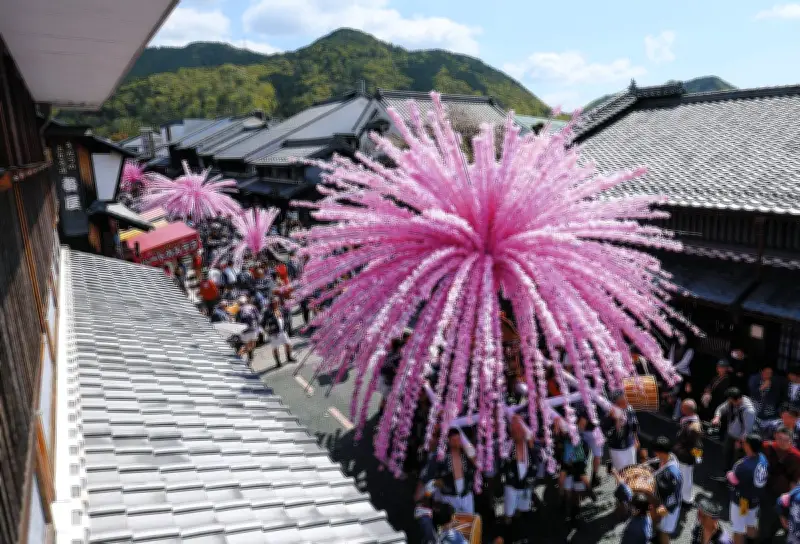 岐阜・美濃まつりが開幕 うだつの上がる町並みを「花みこし」が彩る