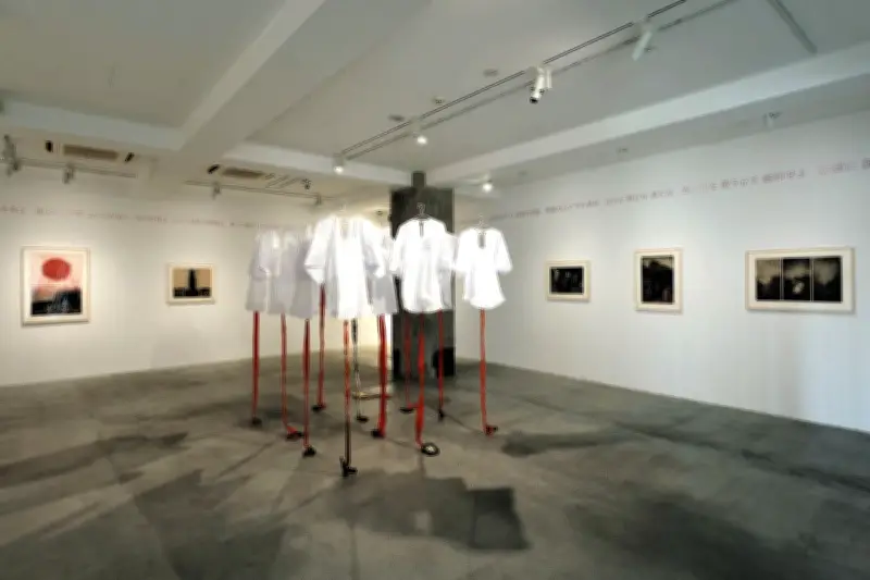 嶋田美子個展「滅私｜愛護」：ケアの倫理とファシズムの危うい境界を問う